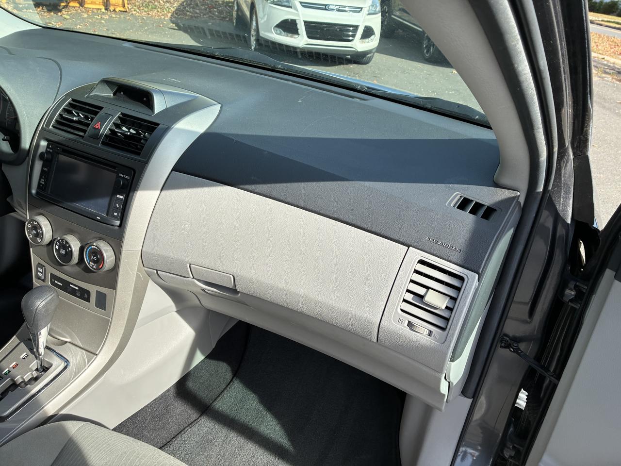 Toyota Corolla 4dr Sdn Auto LE Special Edition (Natl) 2013