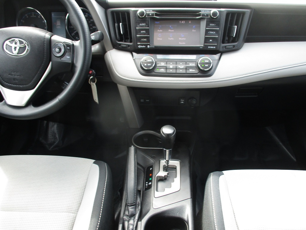 2016 Toyota RAV4 XLE photo 14