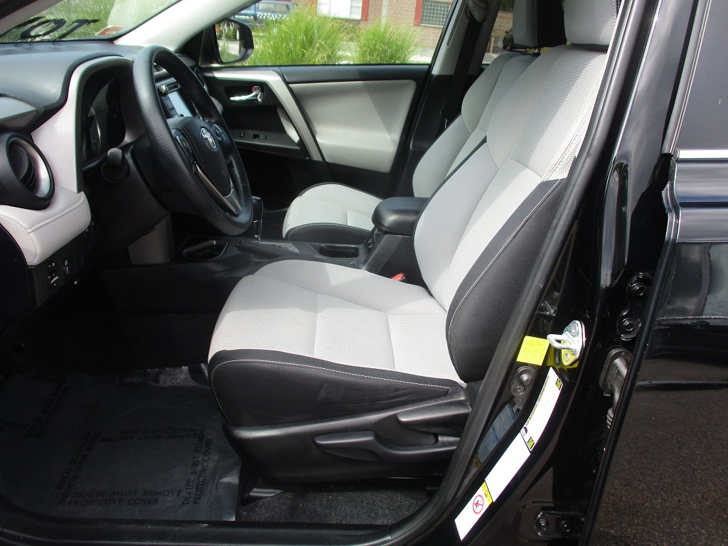 2016 Toyota RAV4 XLE photo 24