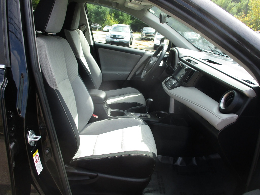 2016 Toyota RAV4 XLE photo 26