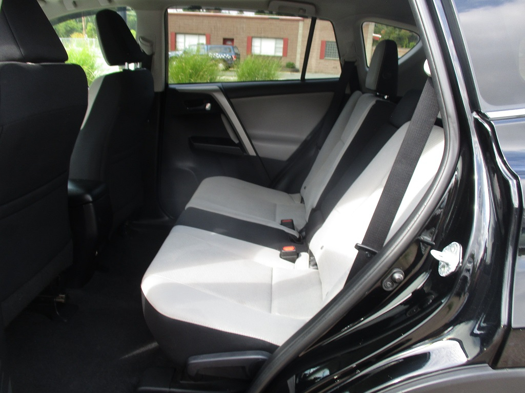 2016 Toyota RAV4 XLE photo 27
