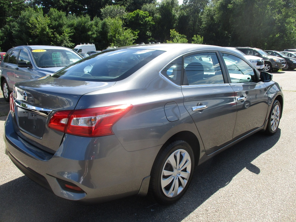 2017 Nissan Sentra S photo 3
