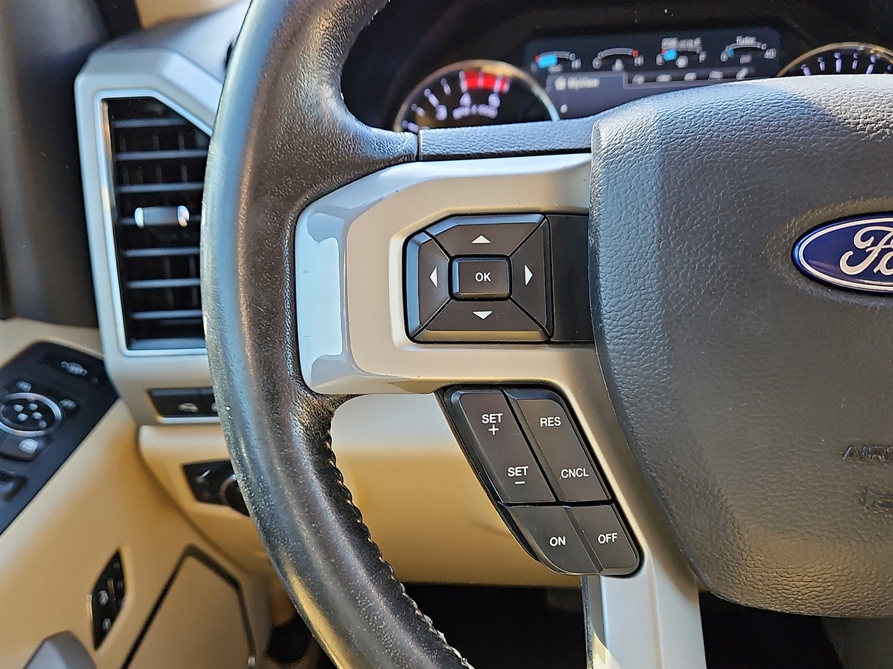 Ford Super Duty F-350 SRW Lariat 4WD Crew Cab 8' Box 2019