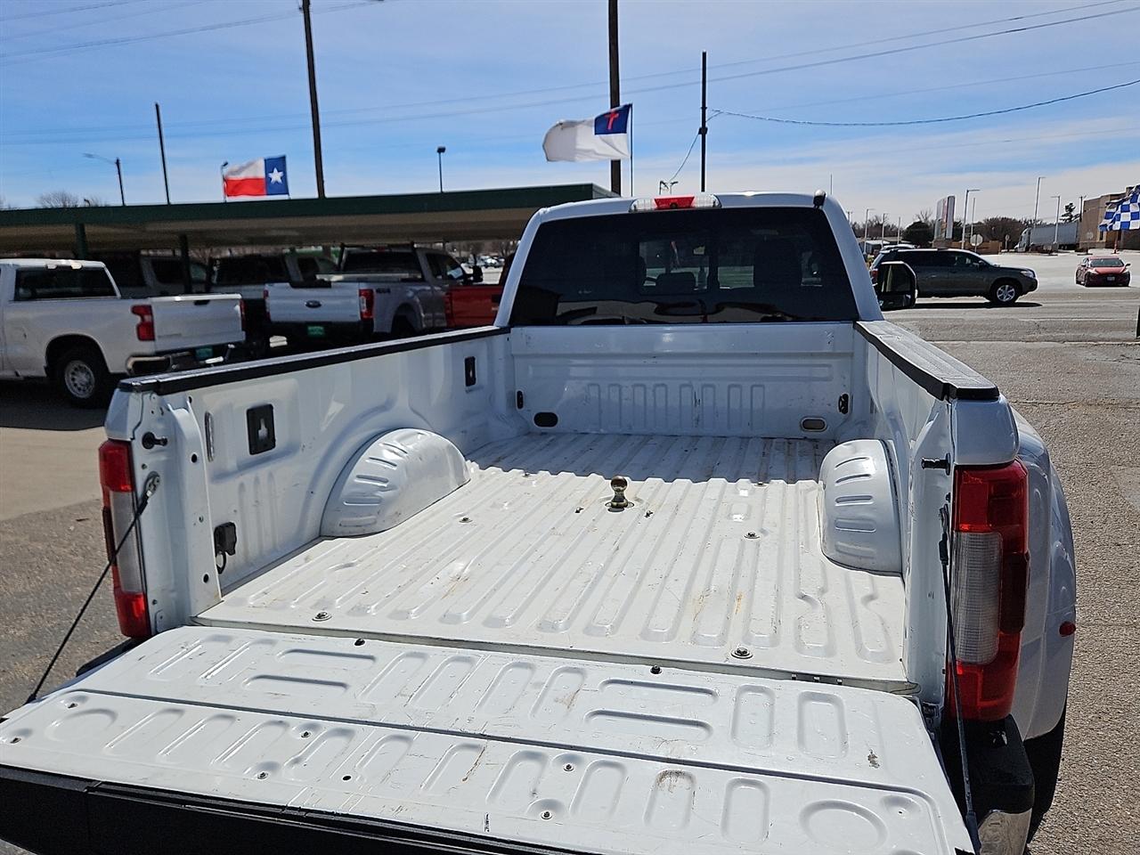 Ford Super Duty F-350 DRW Lariat 4WD Crew Cab 8' Box 2019