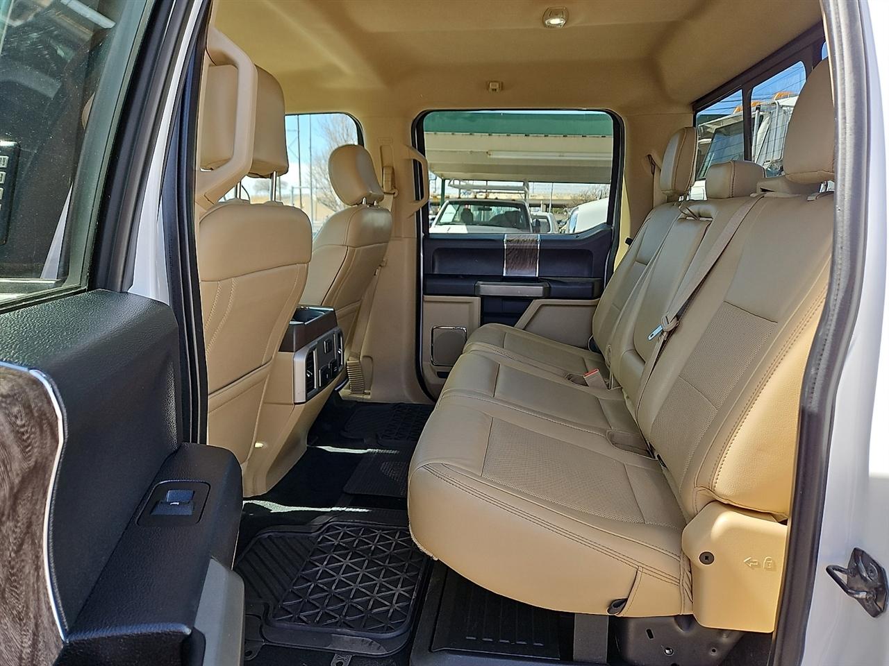 Ford Super Duty F-350 DRW Lariat 4WD Crew Cab 8' Box 2019