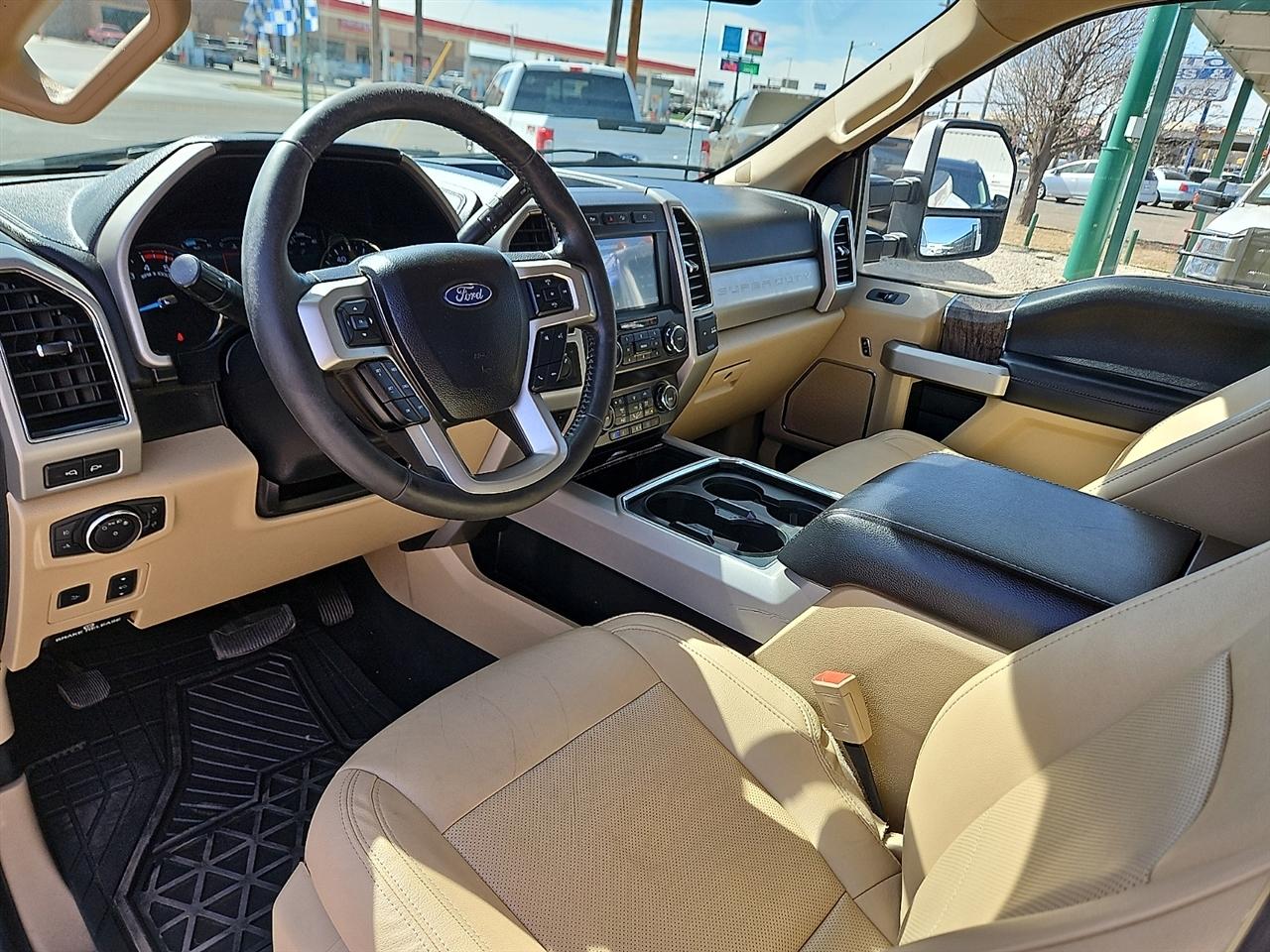 Ford Super Duty F-350 DRW Lariat 4WD Crew Cab 8' Box 2019