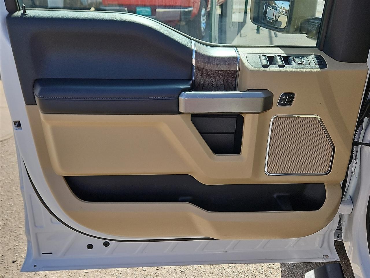 Ford Super Duty F-350 DRW Lariat 4WD Crew Cab 8' Box 2019