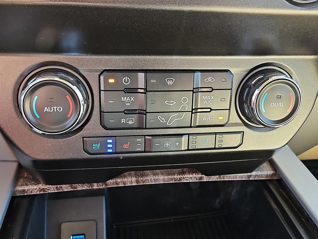 Ford Super Duty F-350 DRW Lariat 4WD Crew Cab 8' Box 2019