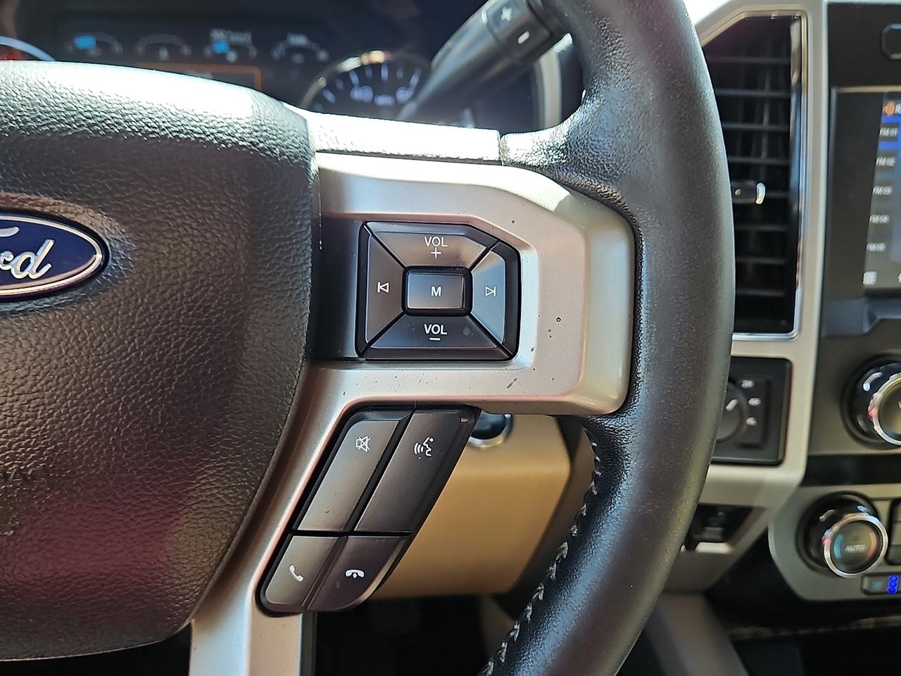 Ford Super Duty F-350 DRW Lariat 4WD Crew Cab 8' Box 2019