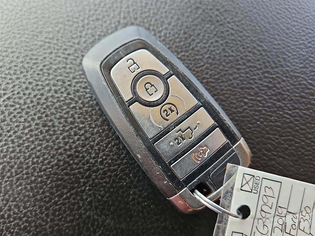 Ford Super Duty F-350 DRW Lariat 4WD Crew Cab 8' Box 2019