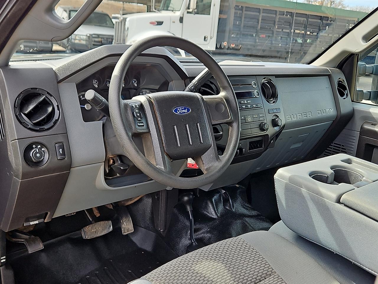 Ford Super Duty F-350 DRW 4WD Crew Cab 172" XL 2016