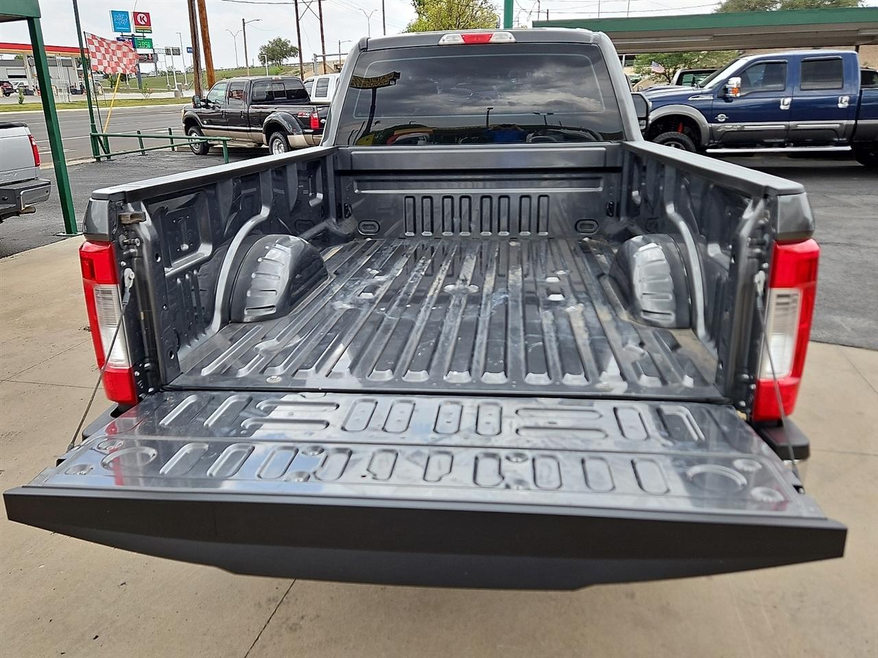 Ford Super Duty F-350 SRW XL 4WD Crew Cab 8' Box 2019