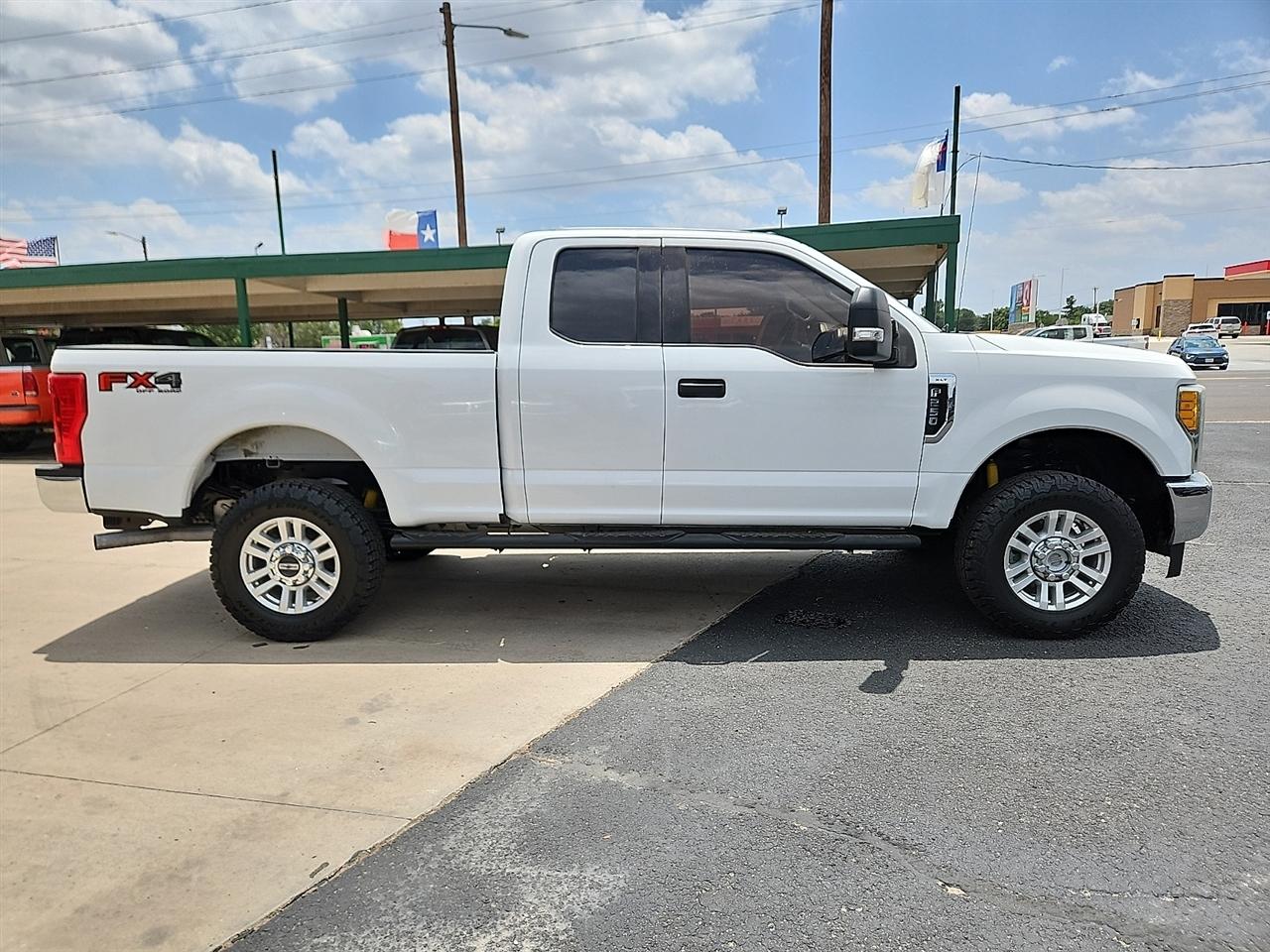 Ford Super Duty F-250 SRW Lariat 4WD SuperCab 8' Box 2017
