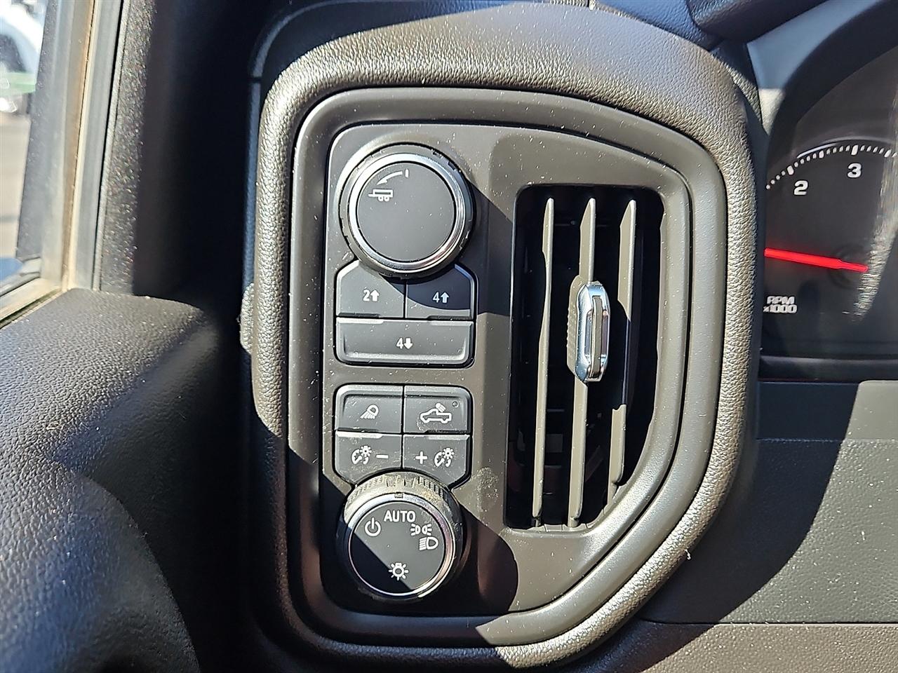 Chevrolet Silverado 2500HD 4WD Crew Cab 159" Custom 2024