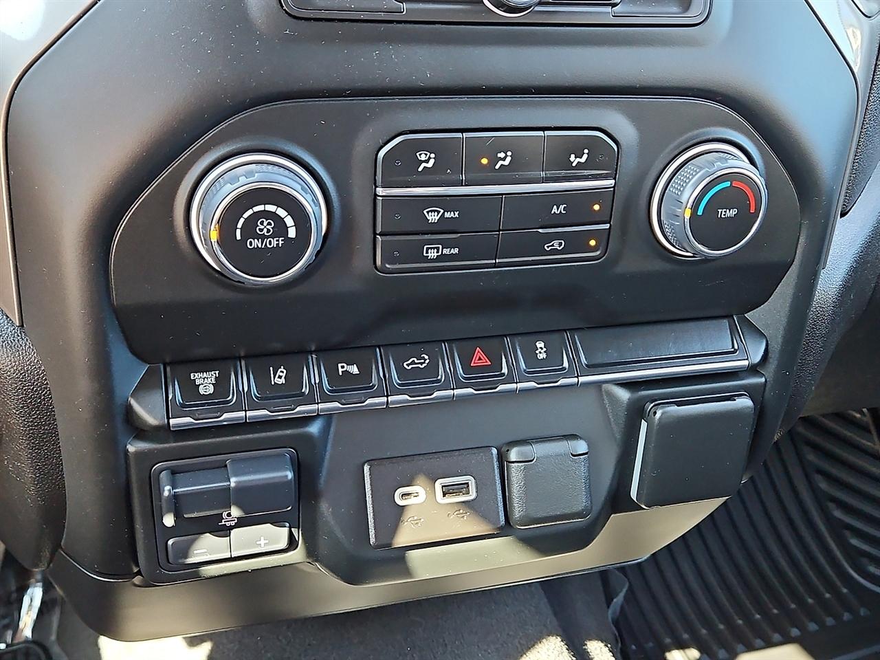 Chevrolet Silverado 2500HD 4WD Crew Cab 159" Custom 2024