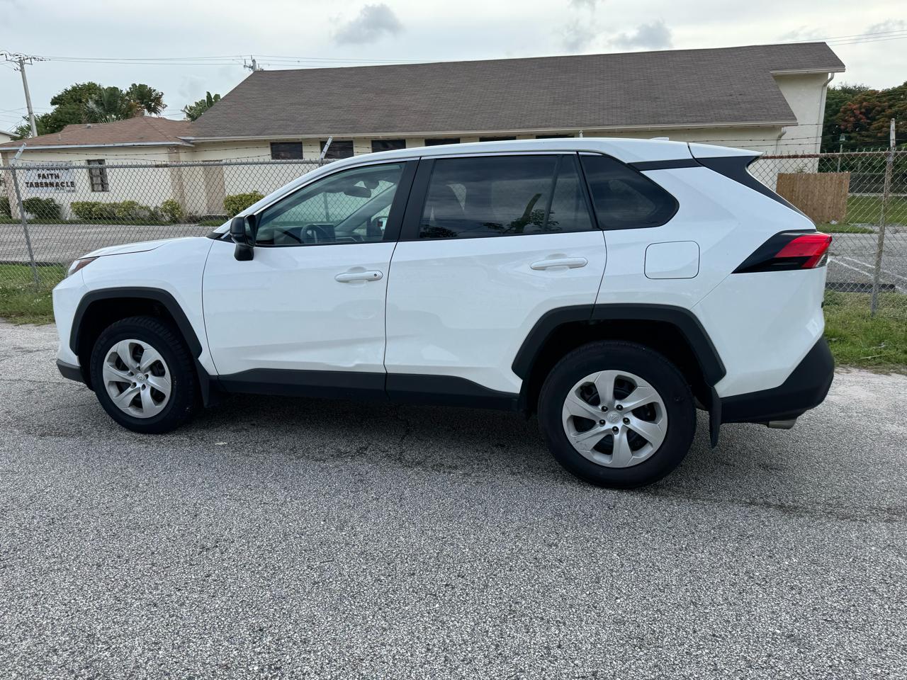 Toyota RAV4 LE 2024