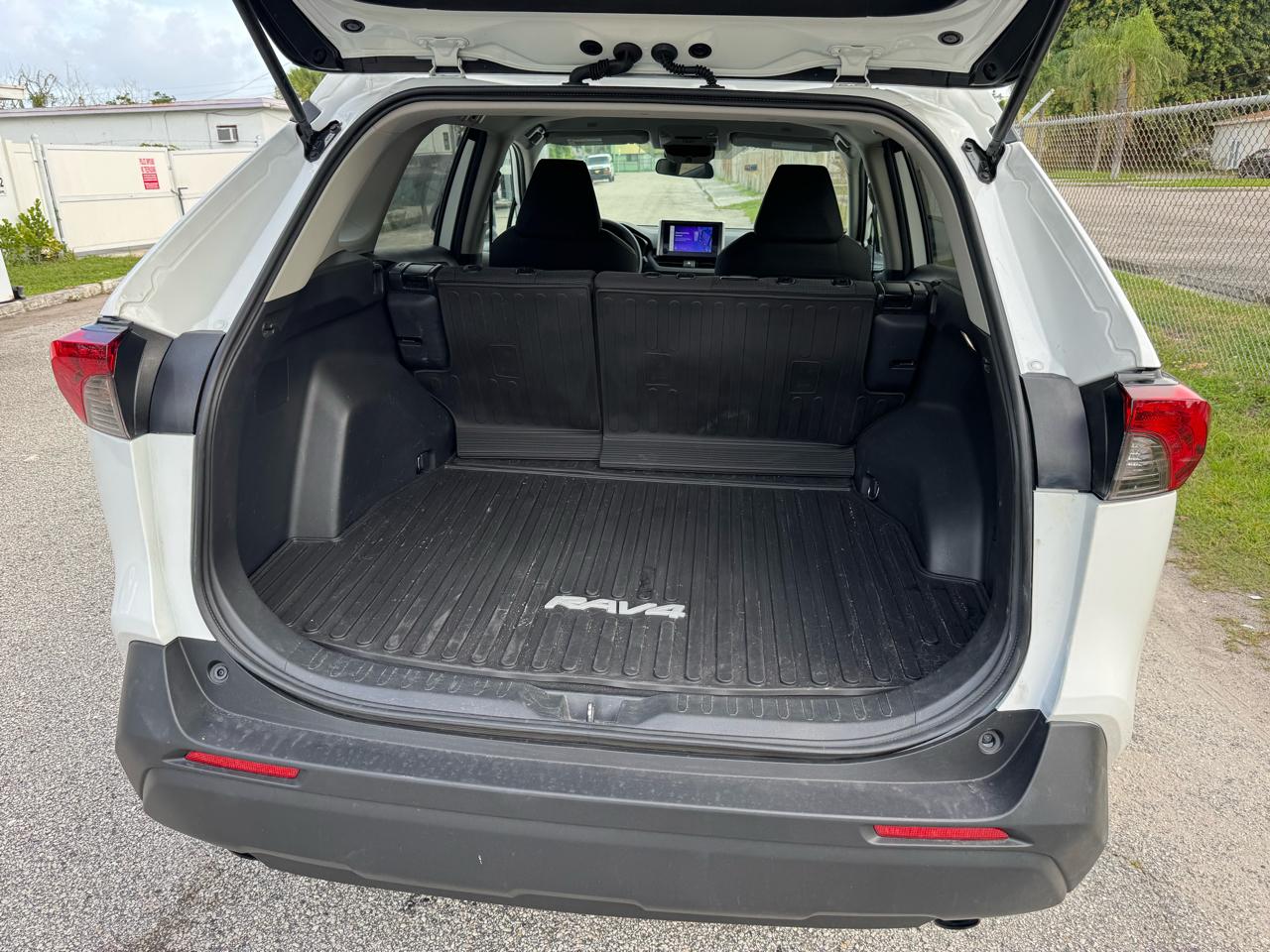 Toyota RAV4 LE 2024