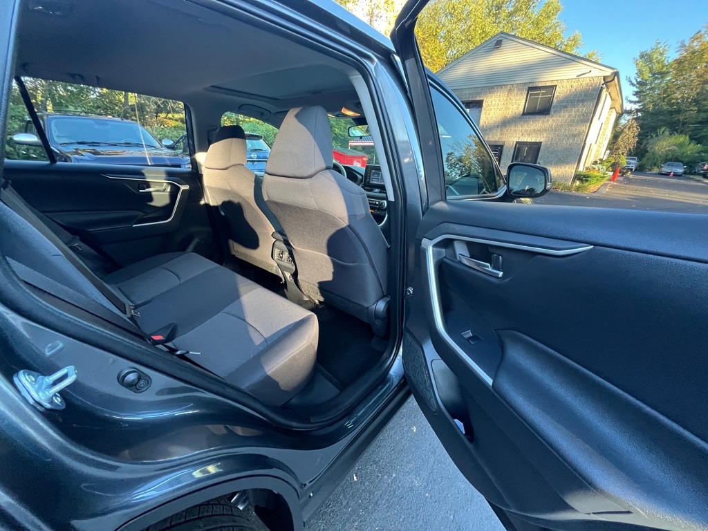 2019 Toyota RAV4 XLE Premium photo 4