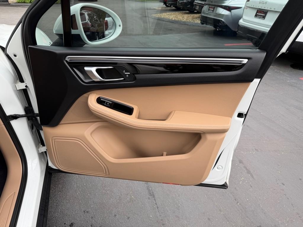 Porsche Macan  2021