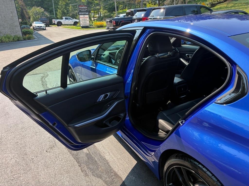 BMW 3-Series  2023