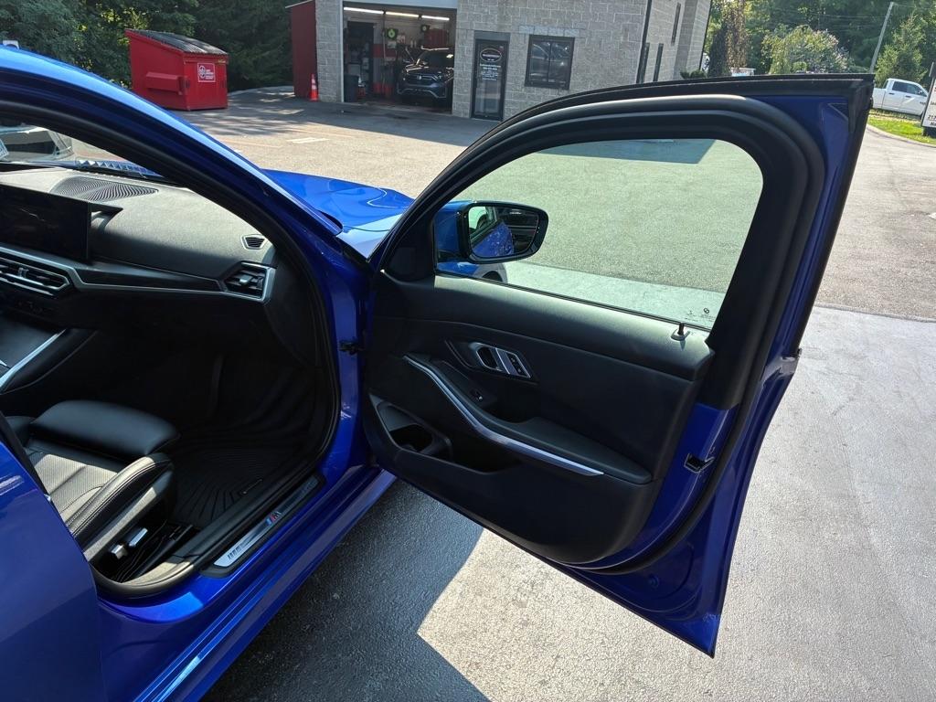 BMW 3-Series  2023
