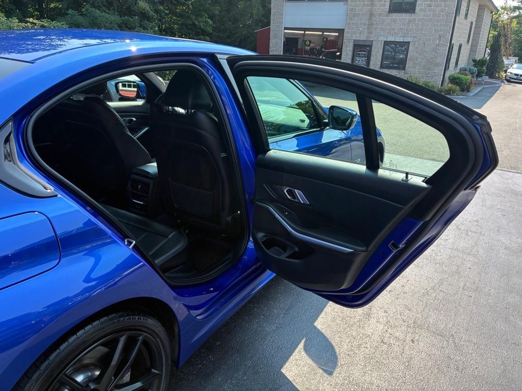 BMW 3-Series  2023