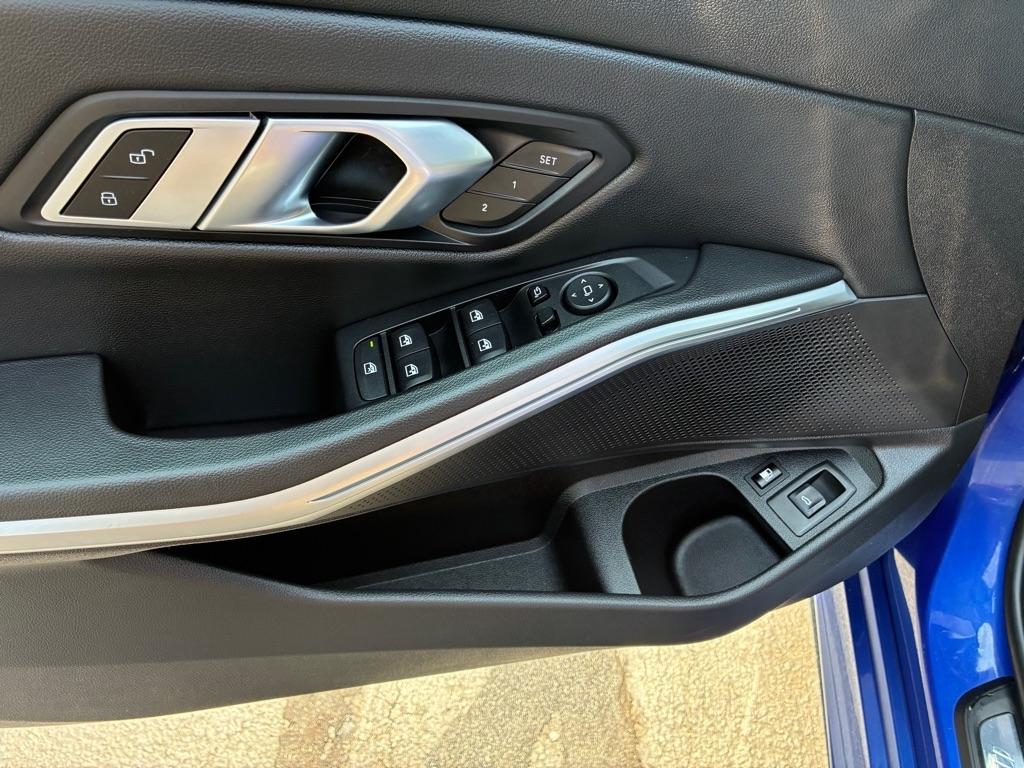 BMW 3-Series  2023