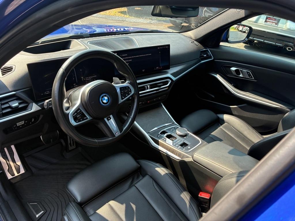 BMW 3-Series  2023