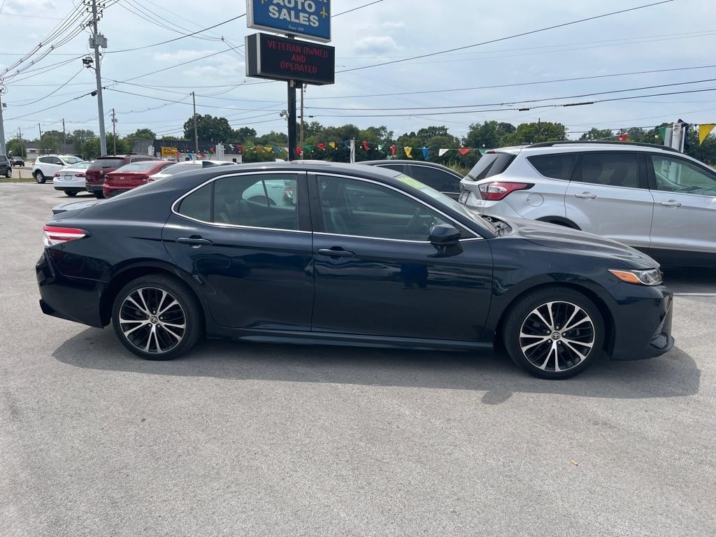 Toyota Camry SE Auto (Natl) 2020