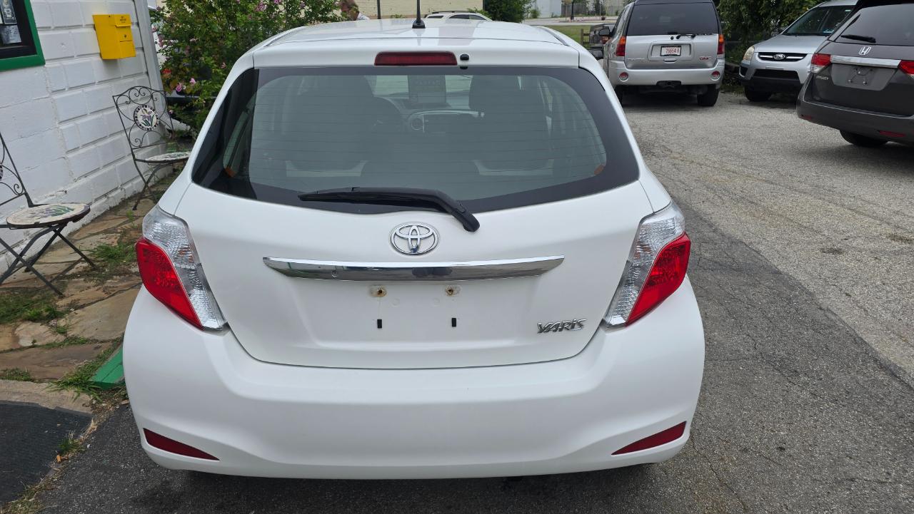Toyota Yaris LE 5-Door AT 2012