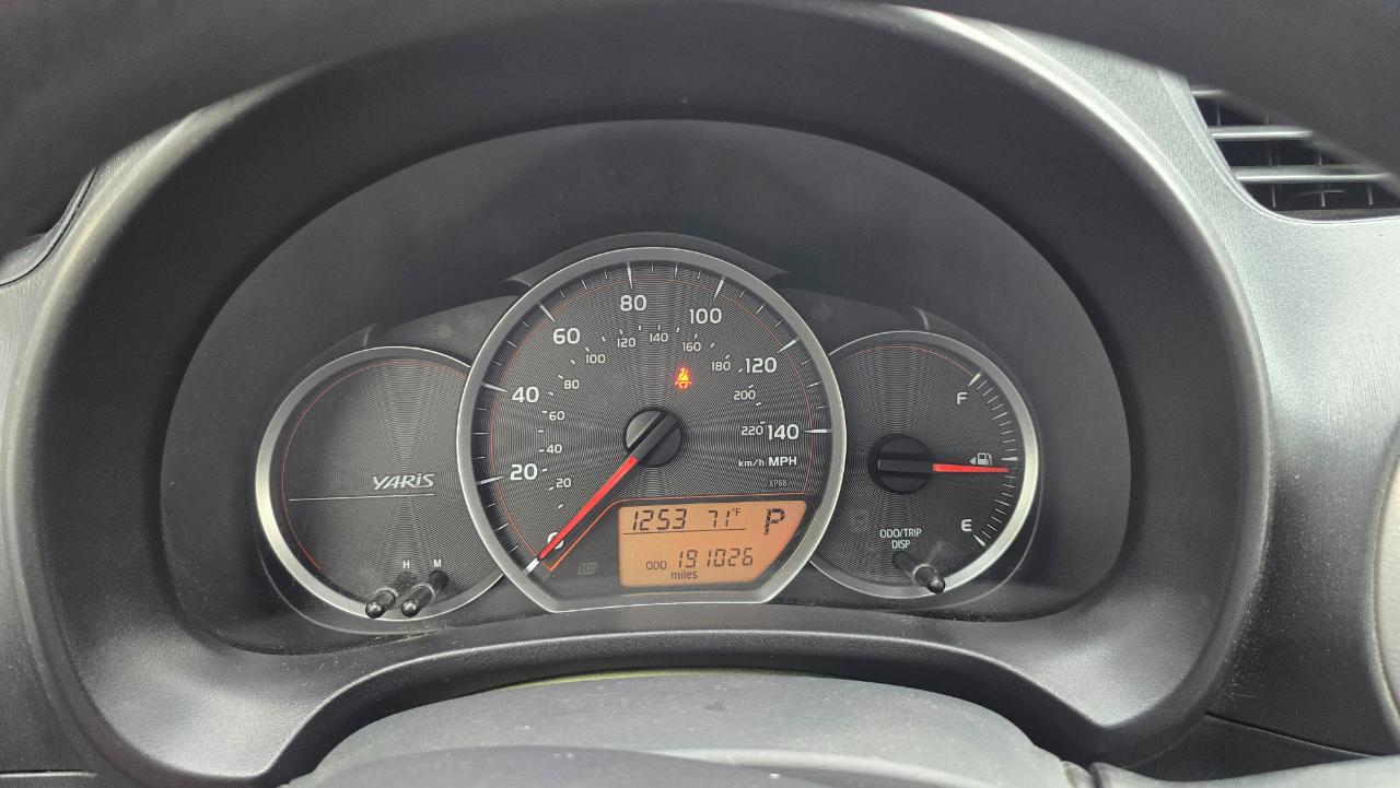 Toyota Yaris LE 5-Door AT 2012