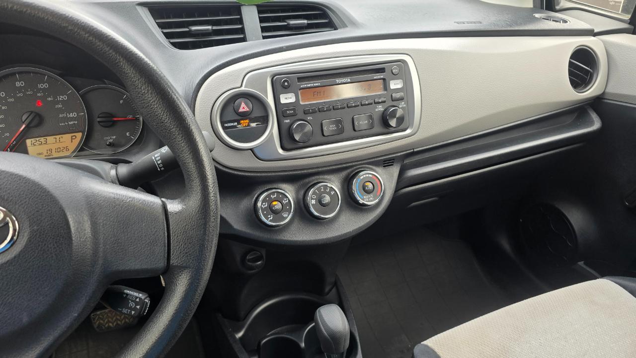 Toyota Yaris LE 5-Door AT 2012
