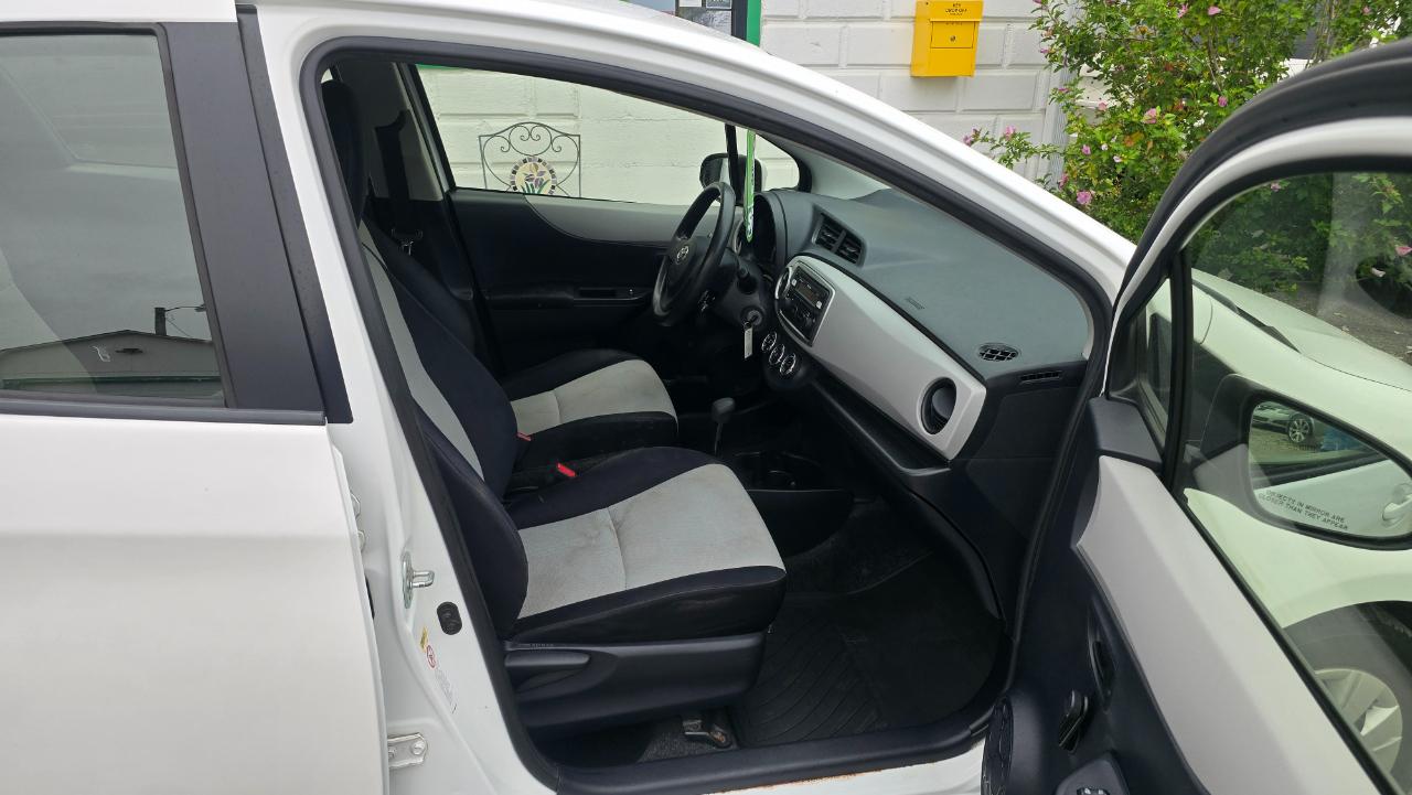 Toyota Yaris LE 5-Door AT 2012