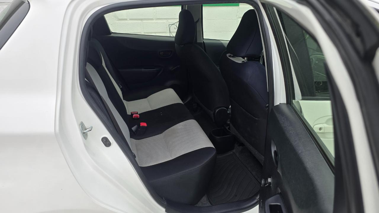 Toyota Yaris LE 5-Door AT 2012