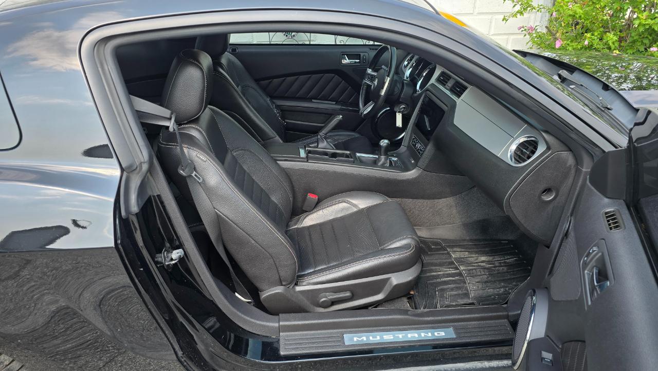 Ford Mustang V6 Premium Coupe 2011