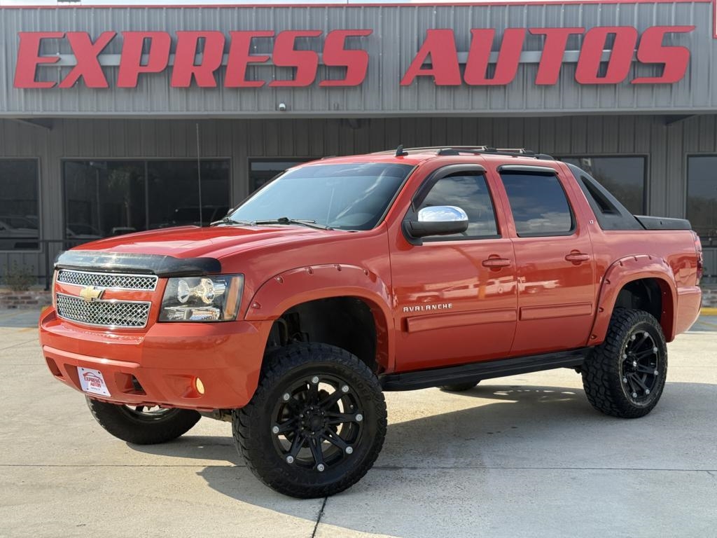2011 Chevrolet Avalanche LT's photo