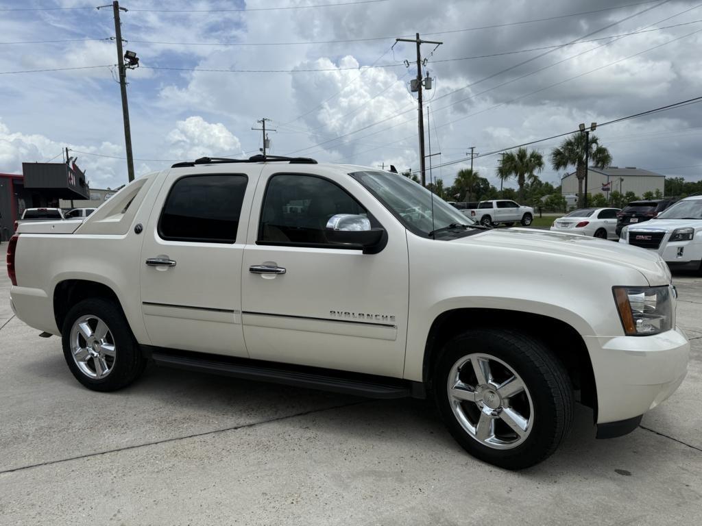 Chevrolet Avalanche 4WD Crew Cab LTZ 2013