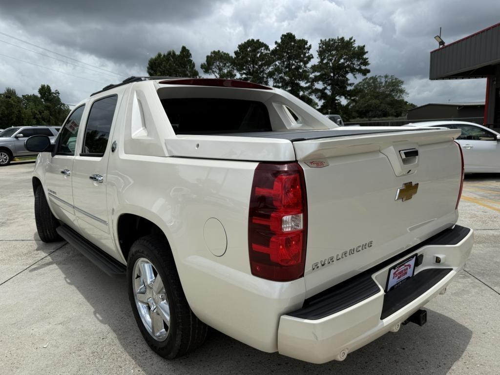 Chevrolet Avalanche 4WD Crew Cab LTZ 2013
