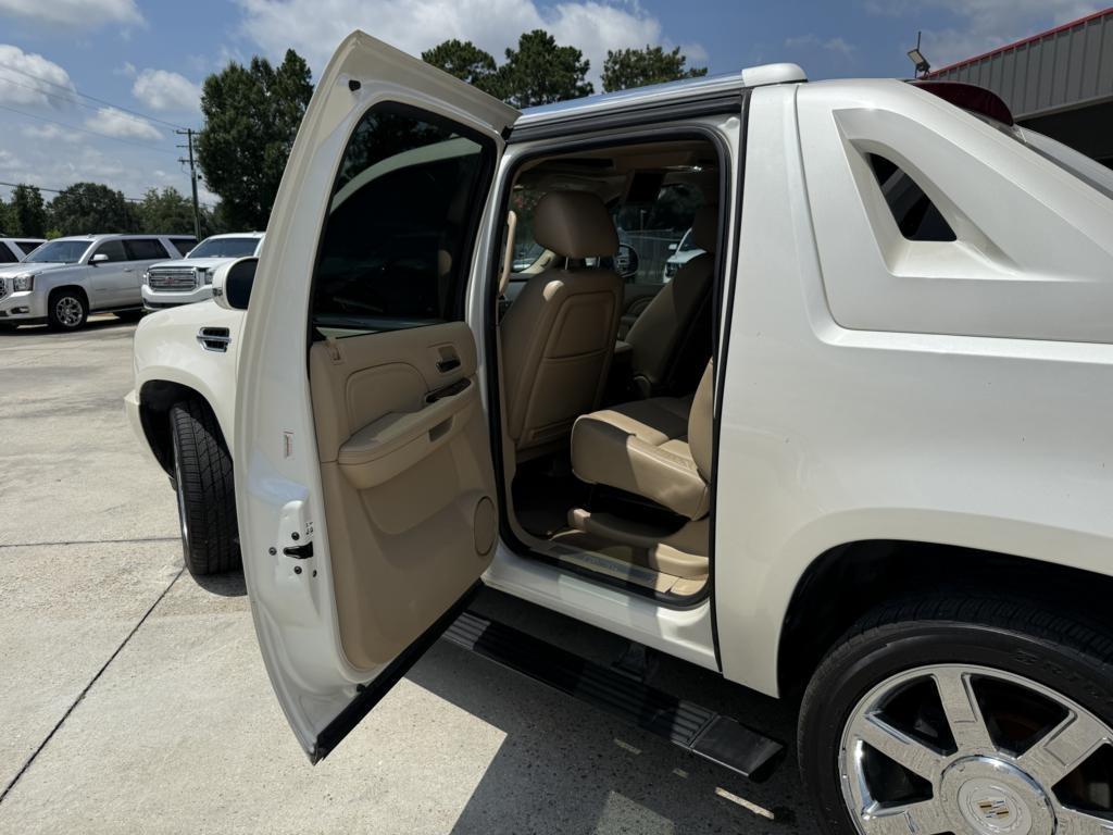 Cadillac Escalade EXT AWD 4dr Premium 2011