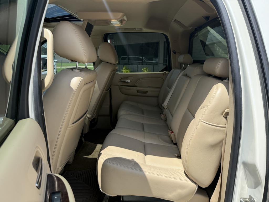 Cadillac Escalade EXT AWD 4dr Premium 2011