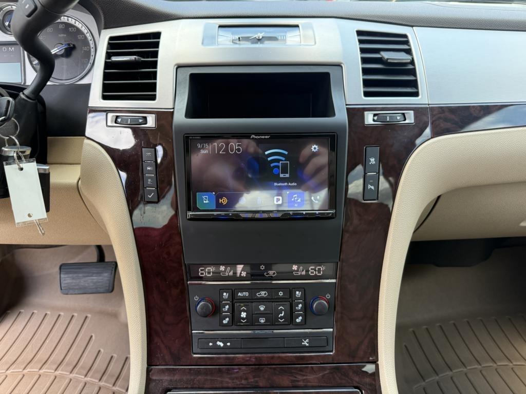 Cadillac Escalade EXT AWD 4dr Premium 2011