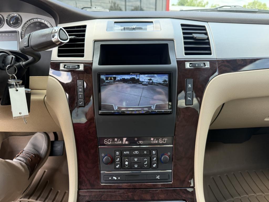 Cadillac Escalade EXT AWD 4dr Premium 2011