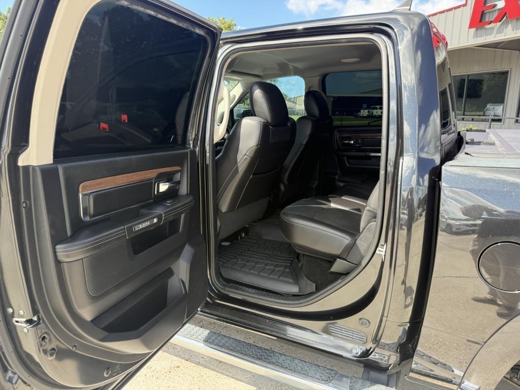 RAM 1500 4WD Crew Cab 140.5" Laramie 2016