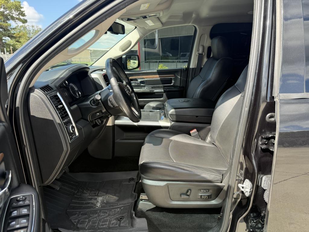 RAM 1500 4WD Crew Cab 140.5" Laramie 2016