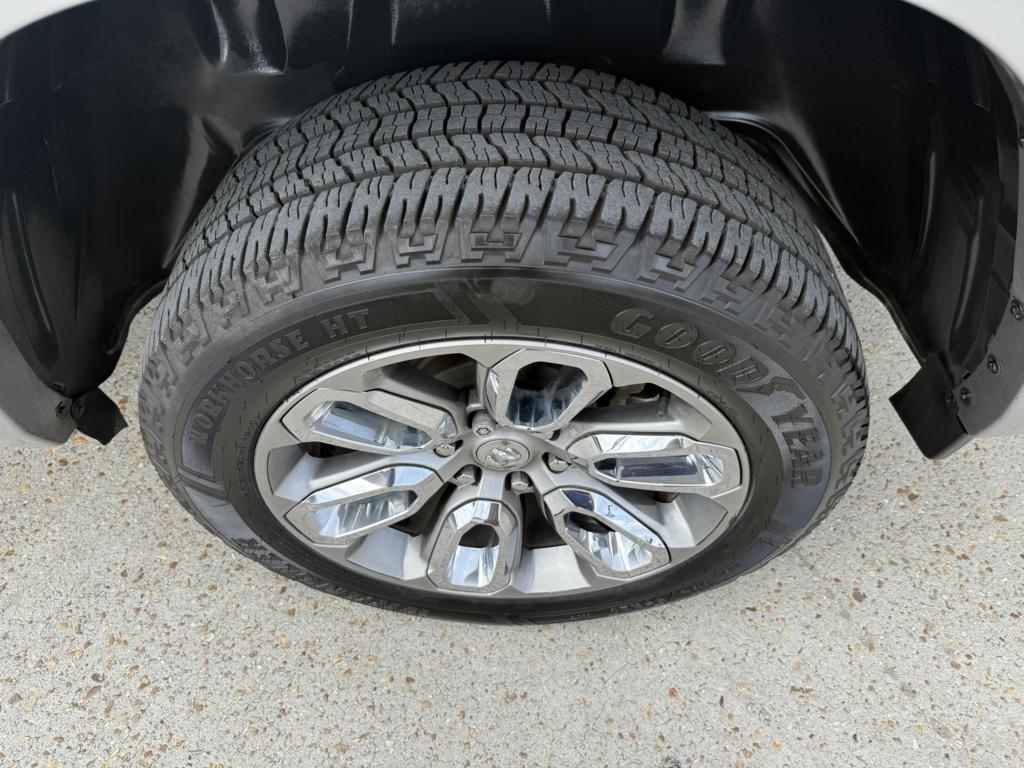 RAM 1500 Laramie 4x4 Crew Cab 5'7" Box 2020