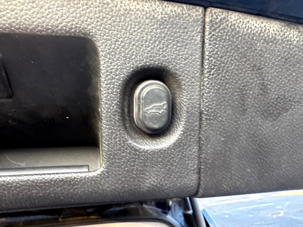 Chevrolet Suburban 2WD 4dr LTZ 2015