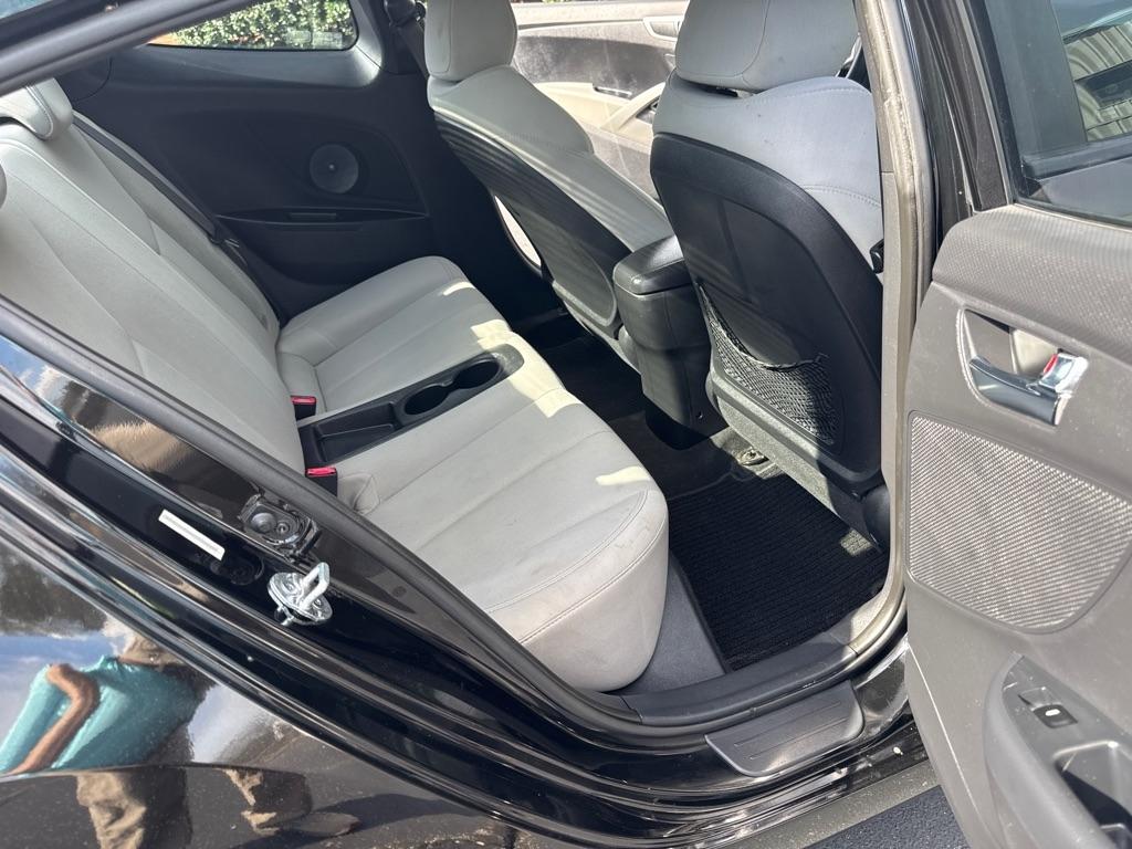 Hyundai Veloster 3dr Cpe Man w/Gray Int 2013