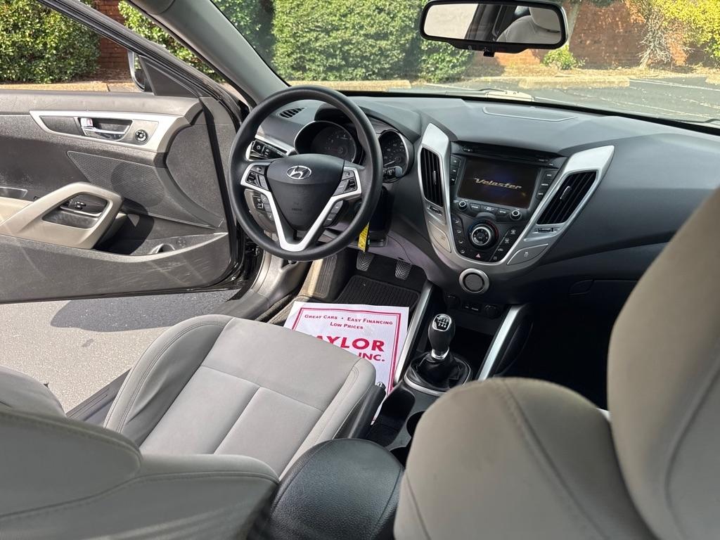 Hyundai Veloster 3dr Cpe Man w/Gray Int 2013