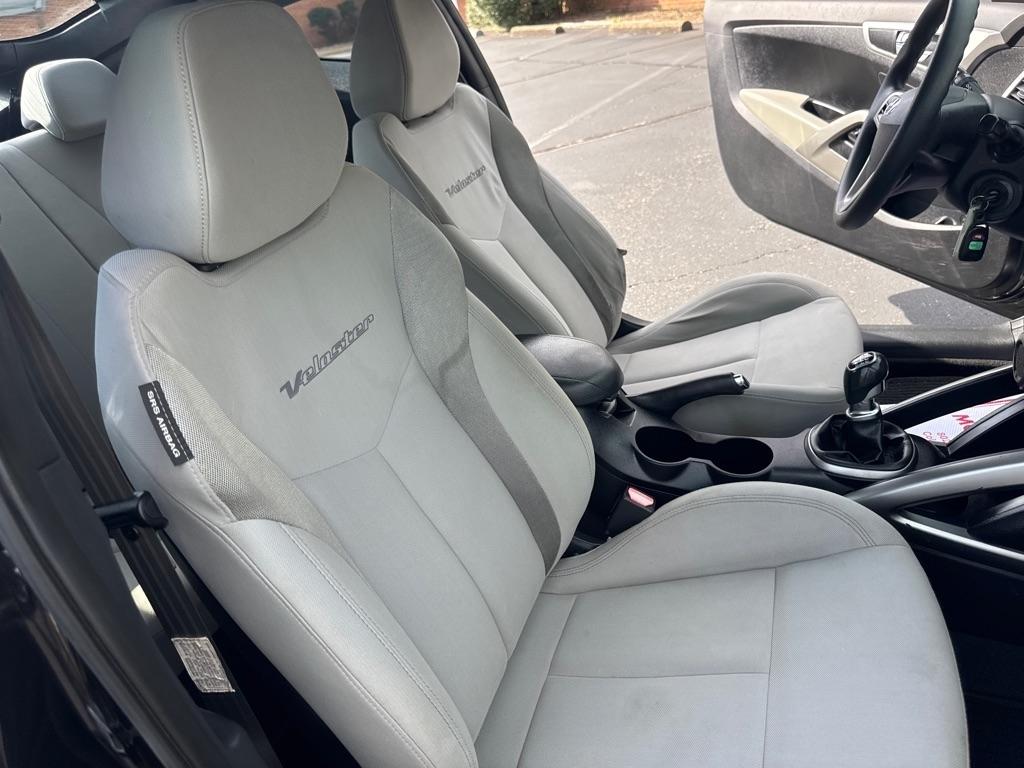 Hyundai Veloster 3dr Cpe Man w/Gray Int 2013