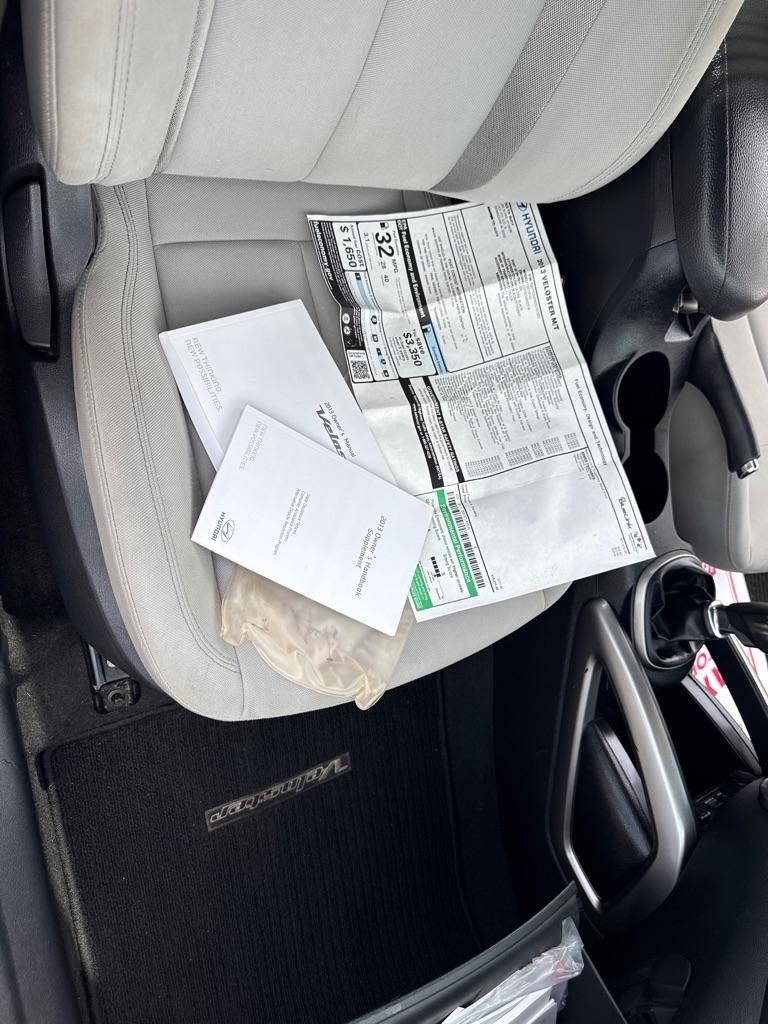 Hyundai Veloster 3dr Cpe Man w/Gray Int 2013